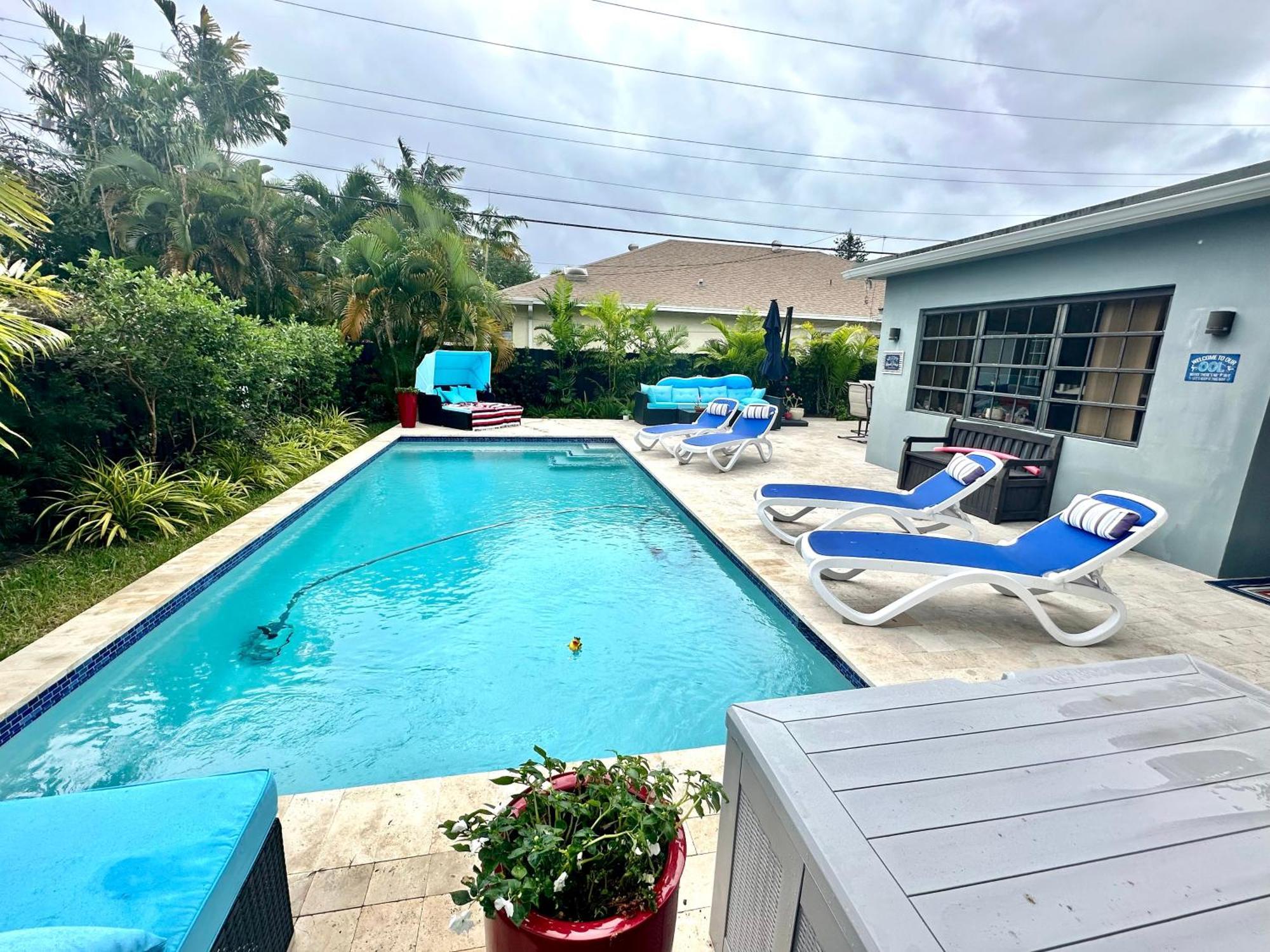 Guest house Poolside Manor - Men Only Clothing-optional *