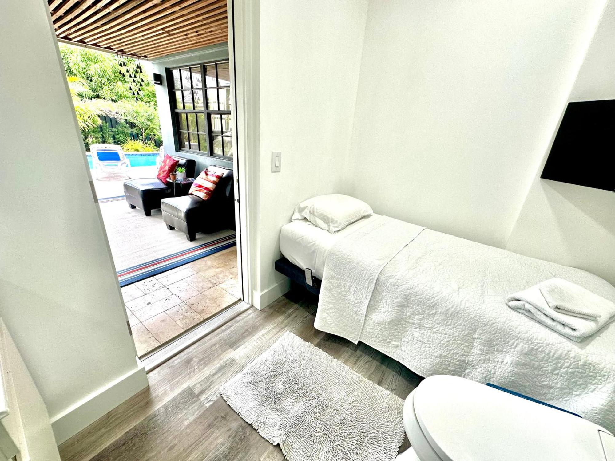 Poolside Manor - Men Only Clothing-optional Guest house Fort Lauderdale