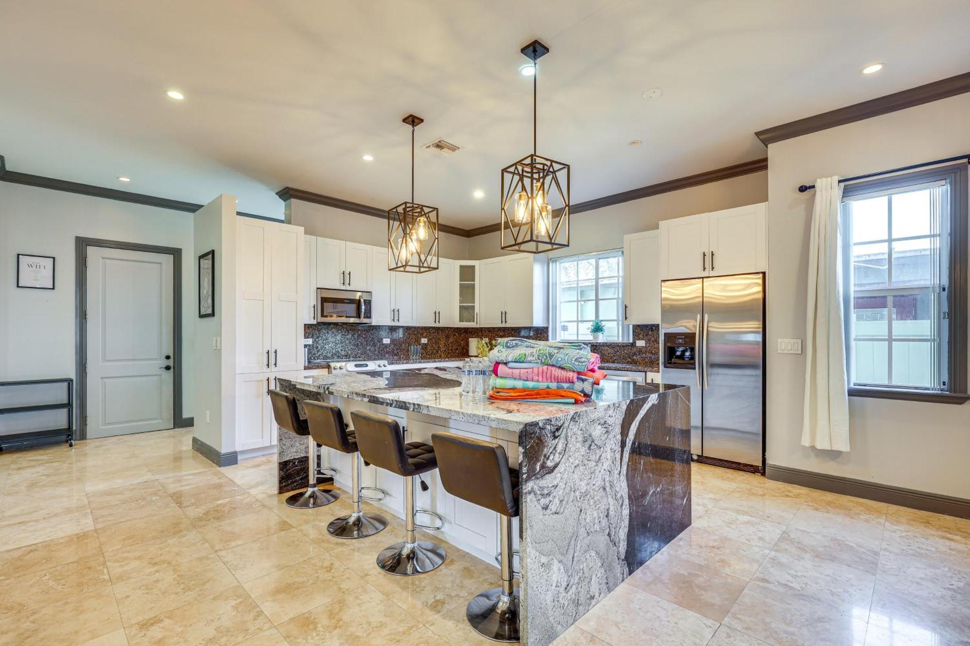 2 Mi To Olas Sleek Townhome With Yard And Views! *
