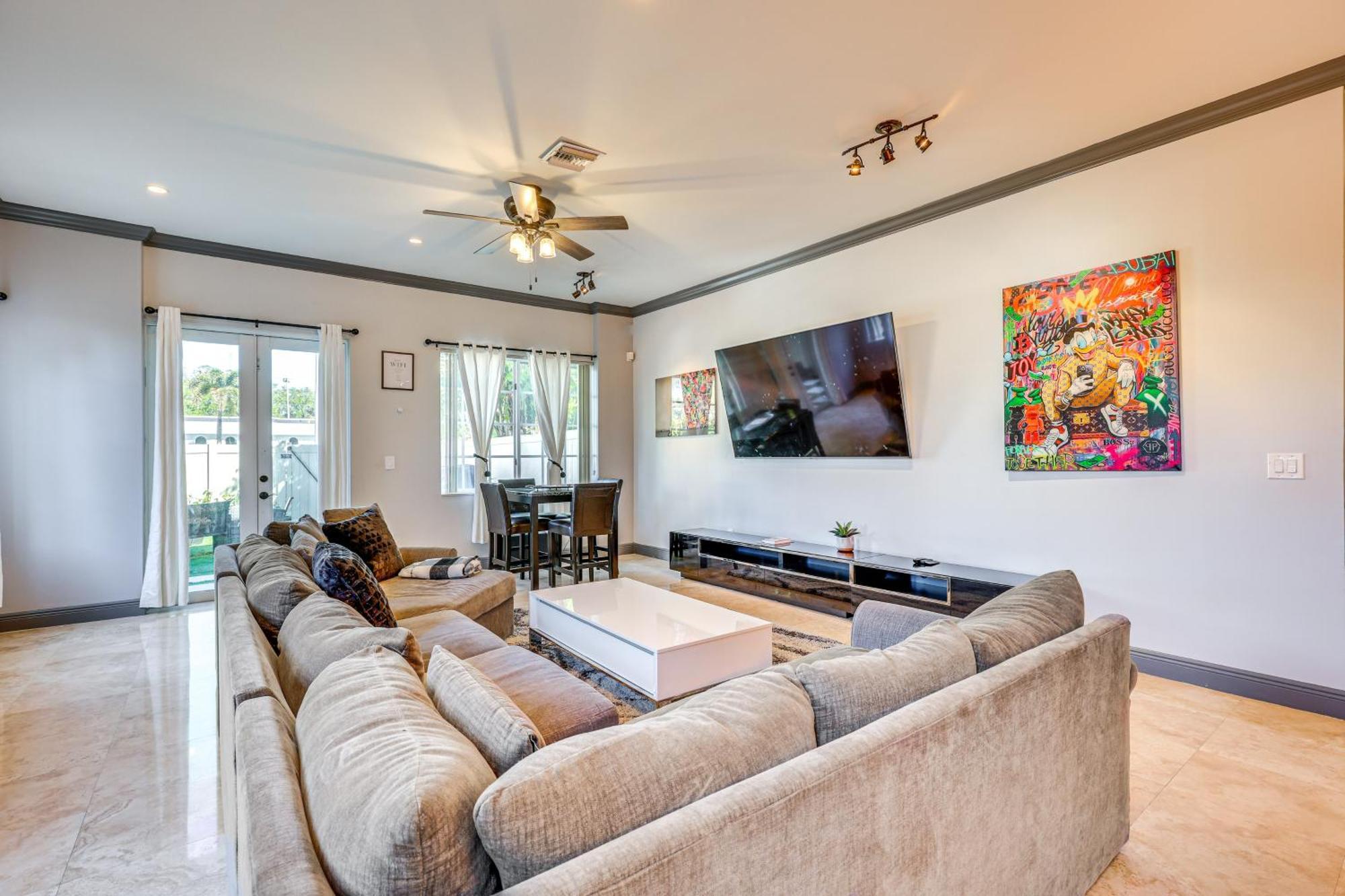 Holiday home 2 Mi To Olas Sleek Townhome With Yard And Views!