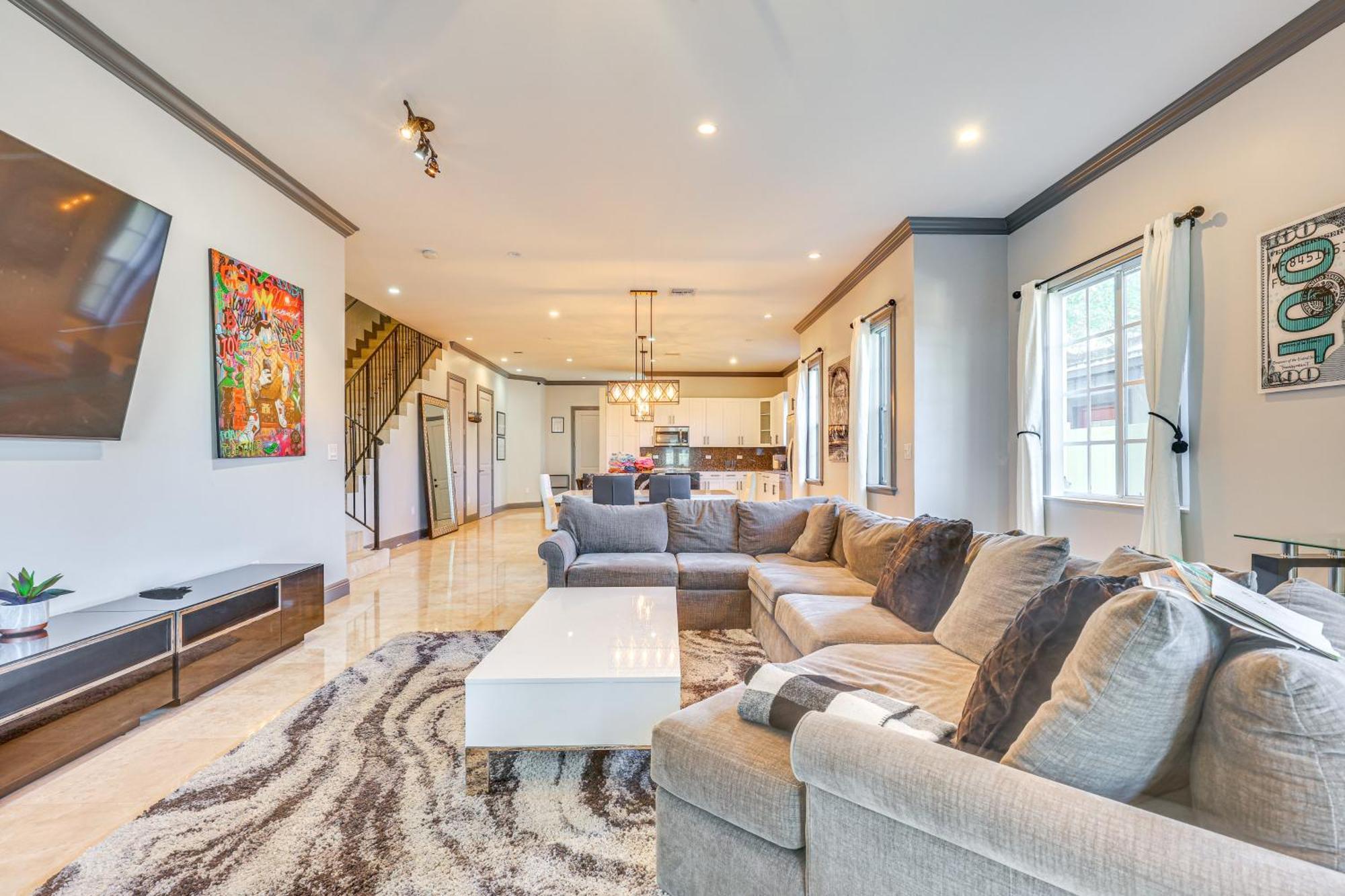 2 Mi To Olas Sleek Townhome With Yard And Views! Holiday home