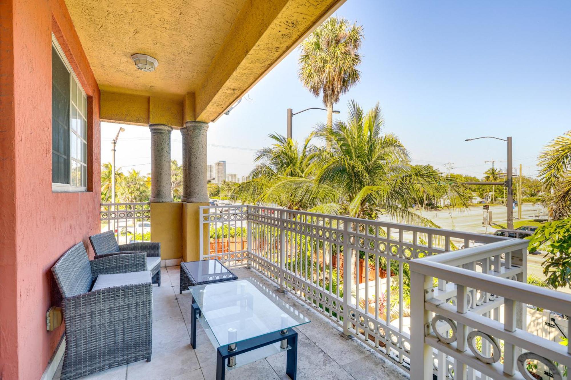 Holiday home 2 Mi To Olas Sleek Townhome With Yard And Views!