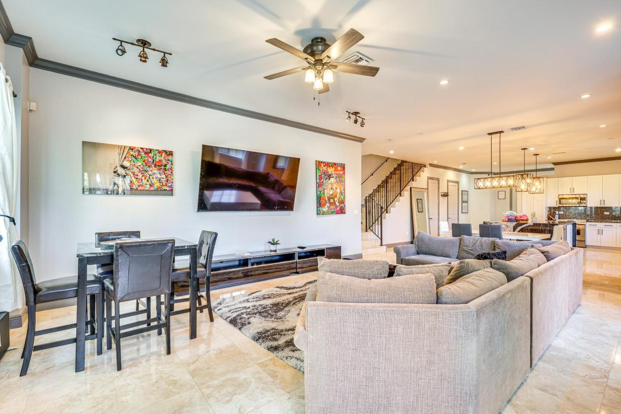 Holiday home 2 Mi To Olas Sleek Townhome With Yard And Views!