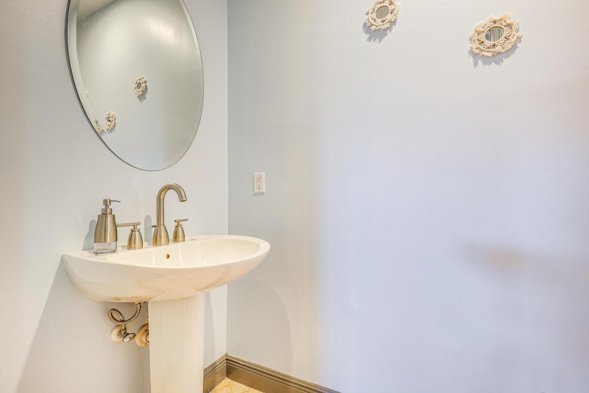 2 Mi To Olas Sleek Townhome With Yard And Views! Holiday home