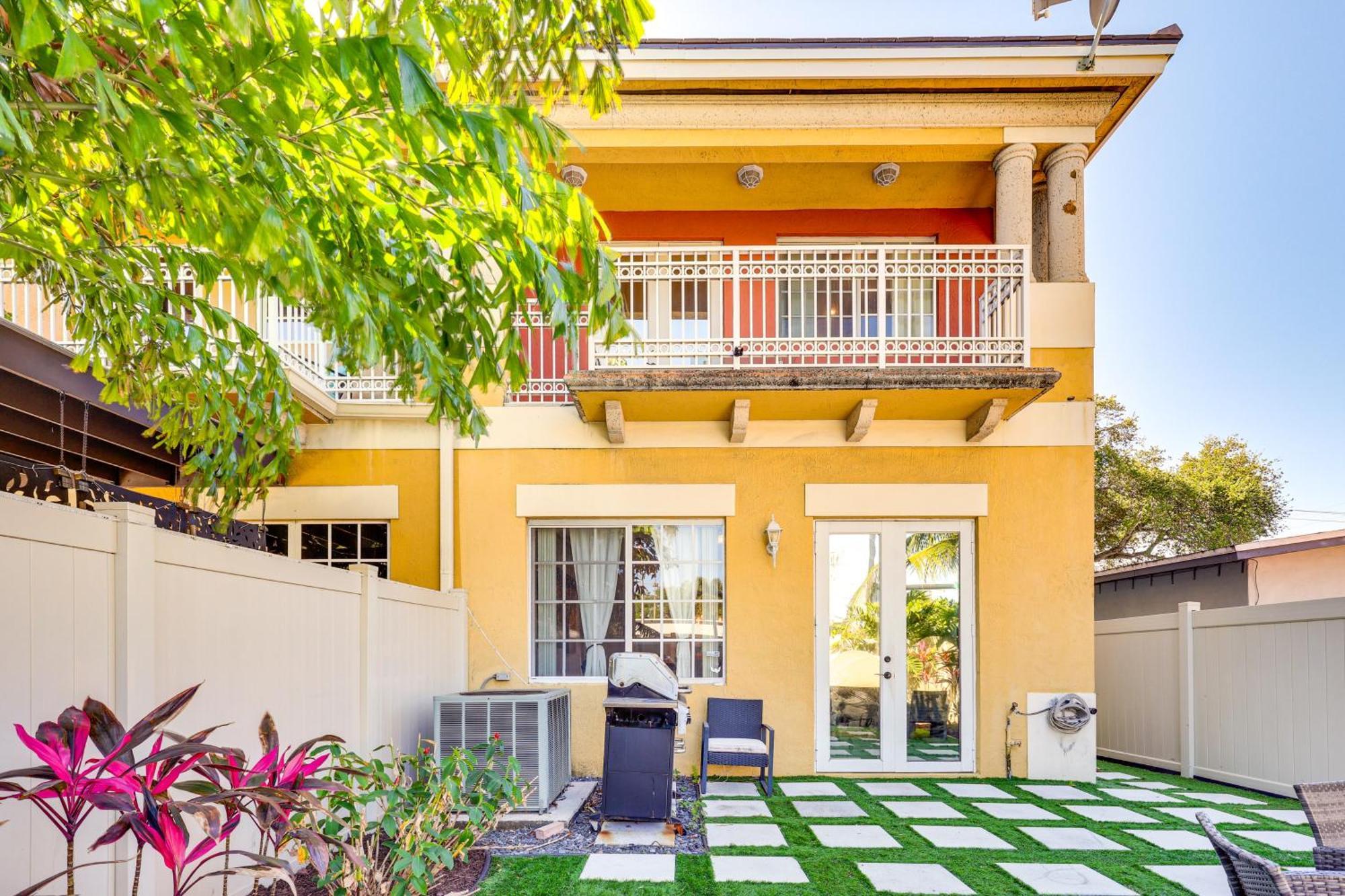 2 Mi To Olas Sleek Townhome With Yard And Views! Holiday home