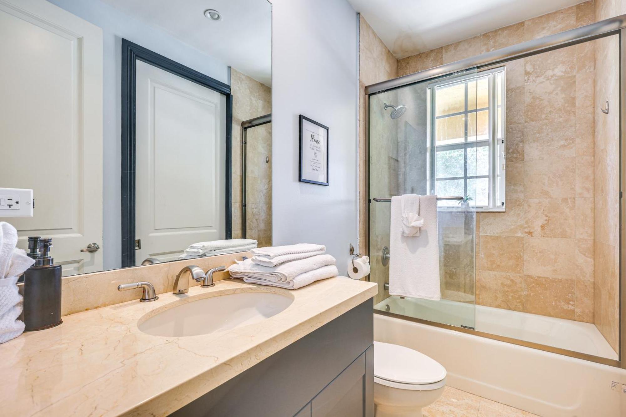 2 Mi To Olas Sleek Townhome With Yard And Views! Holiday home Fort Lauderdale