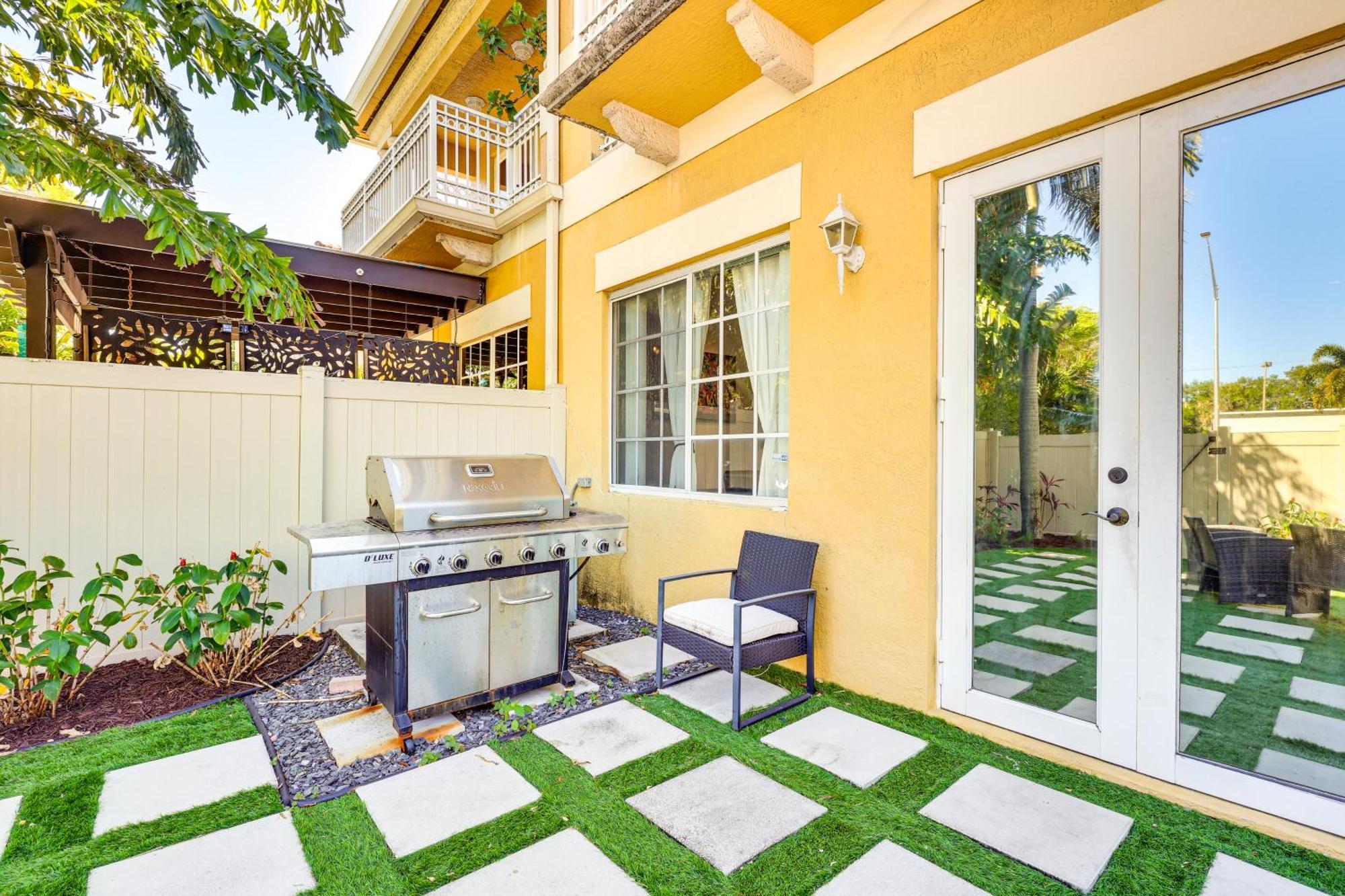 2 Mi To Olas Sleek Townhome With Yard And Views! Holiday home *
