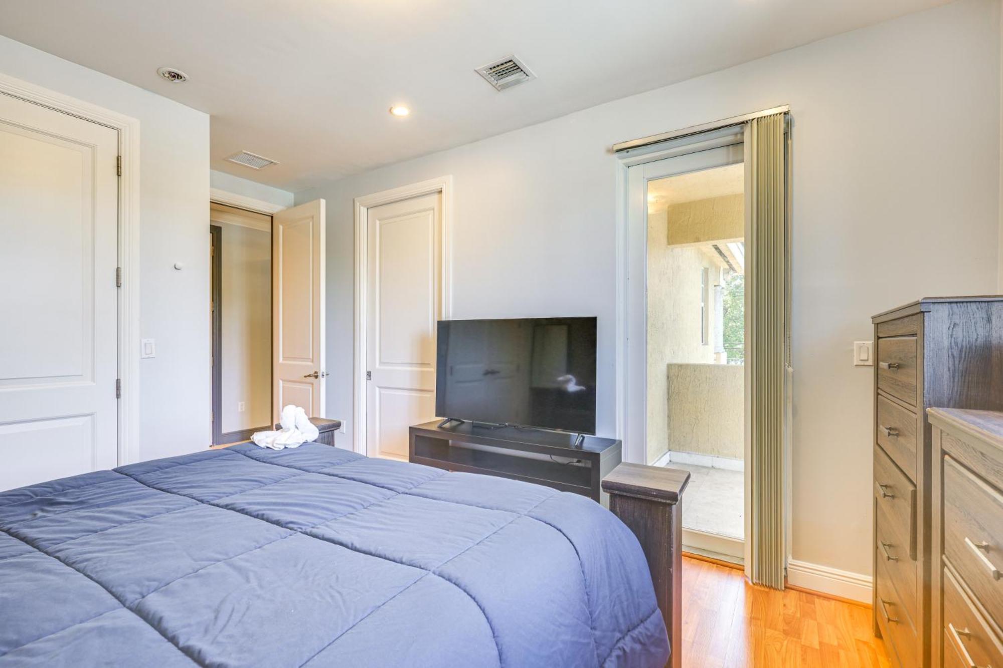 Holiday home 2 Mi To Olas Sleek Townhome With Yard And Views! *