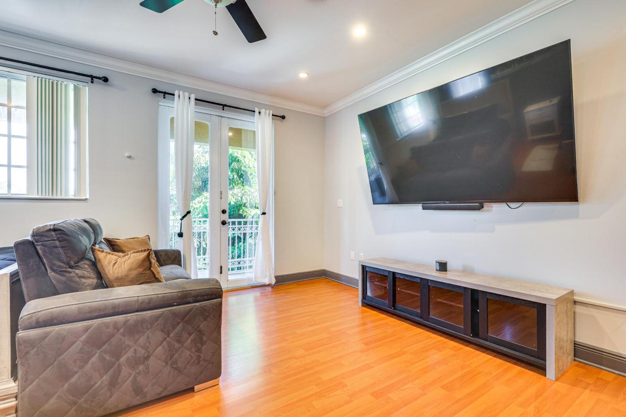 Holiday home 2 Mi To Olas Sleek Townhome With Yard And Views! *