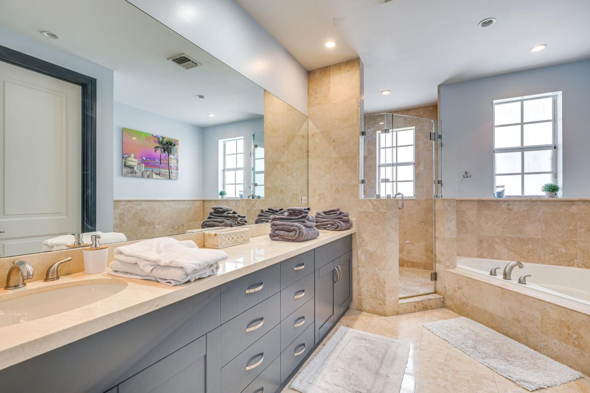 2 Mi To Olas Sleek Townhome With Yard And Views! *