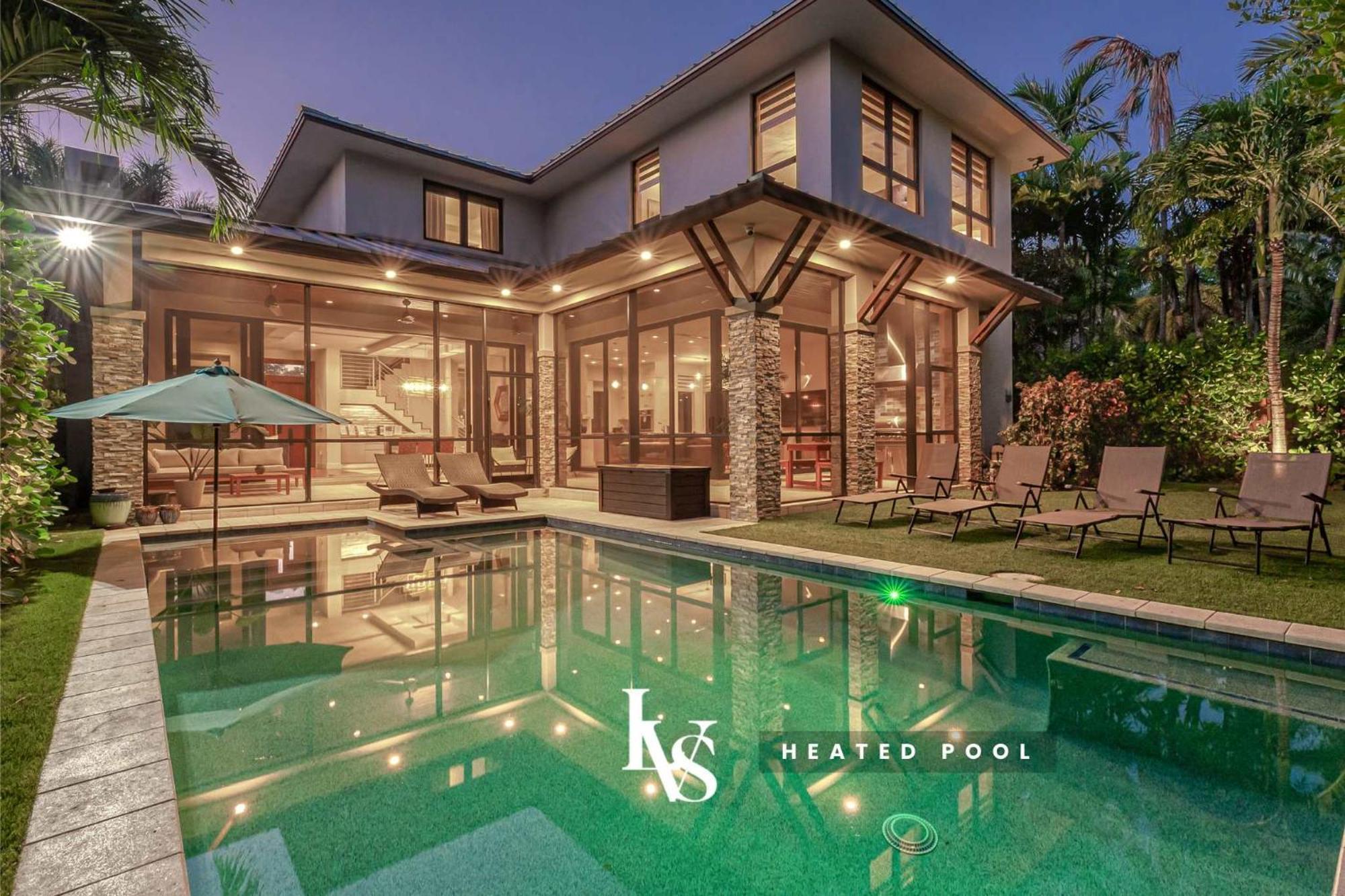 Victoria - Walk To Olas - 4 Bed 4 Bath Holiday home *
