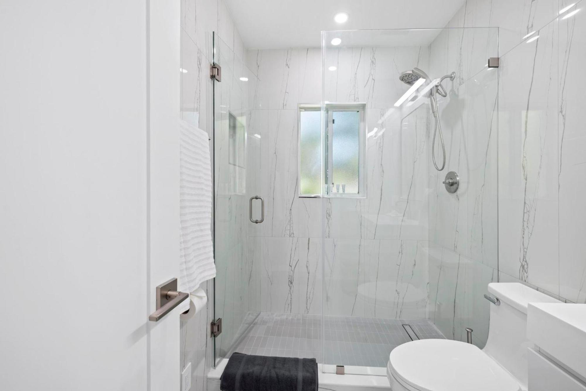 Uhost Ai - Stylish Steps From Apartment