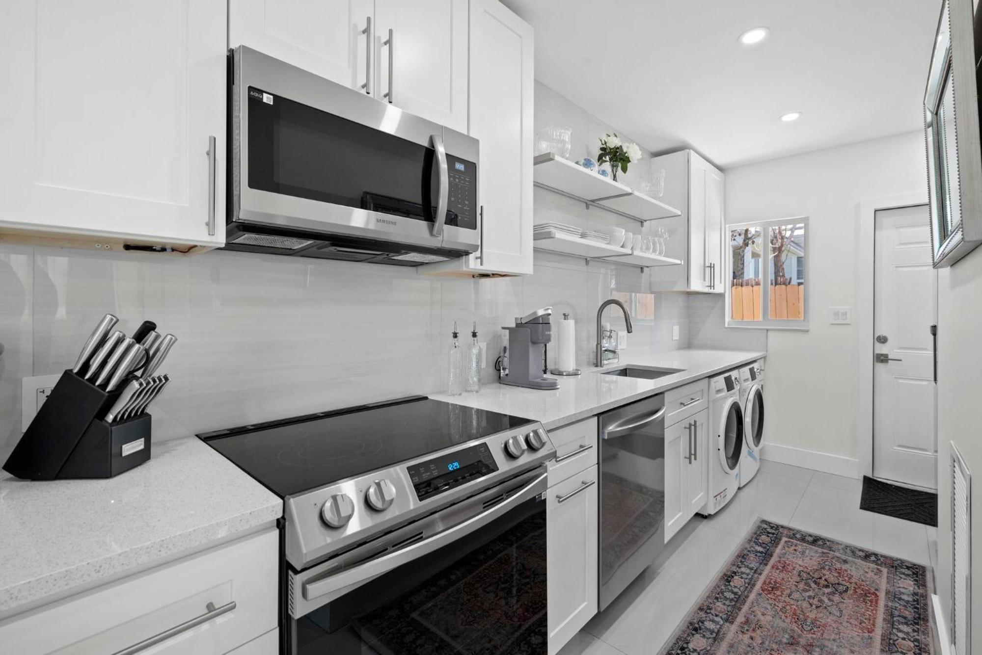 Uhost Ai - Stylish Steps From Apartment