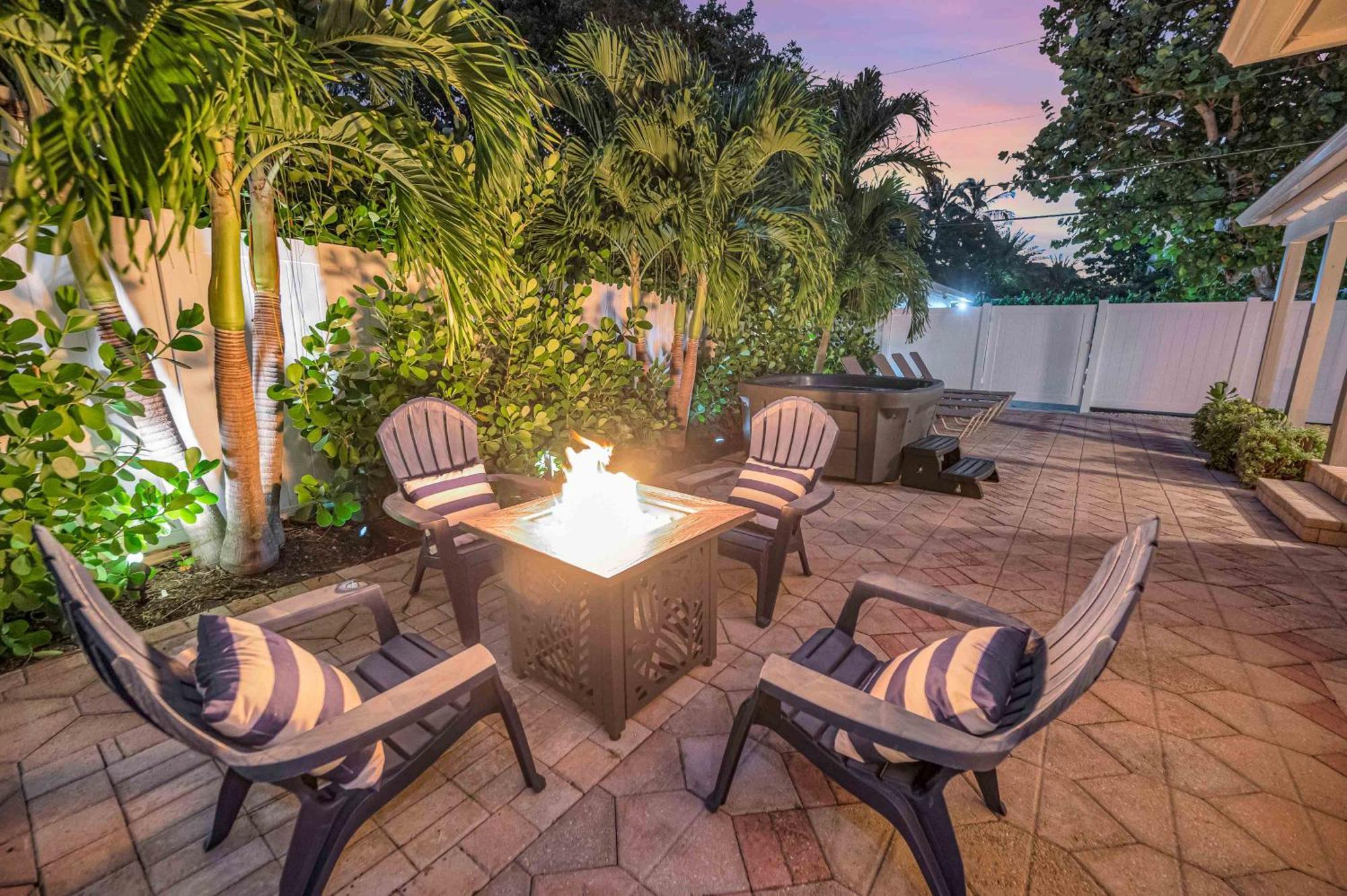 Surf Keysteps From Beautiful Courtyard Hot Tub H0mes Holiday home *