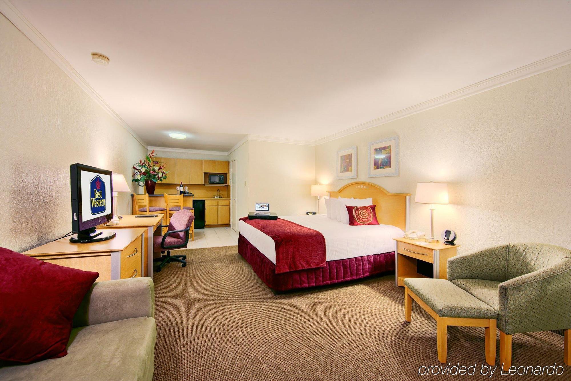 Ramada Oakland Park Hotel 2*
