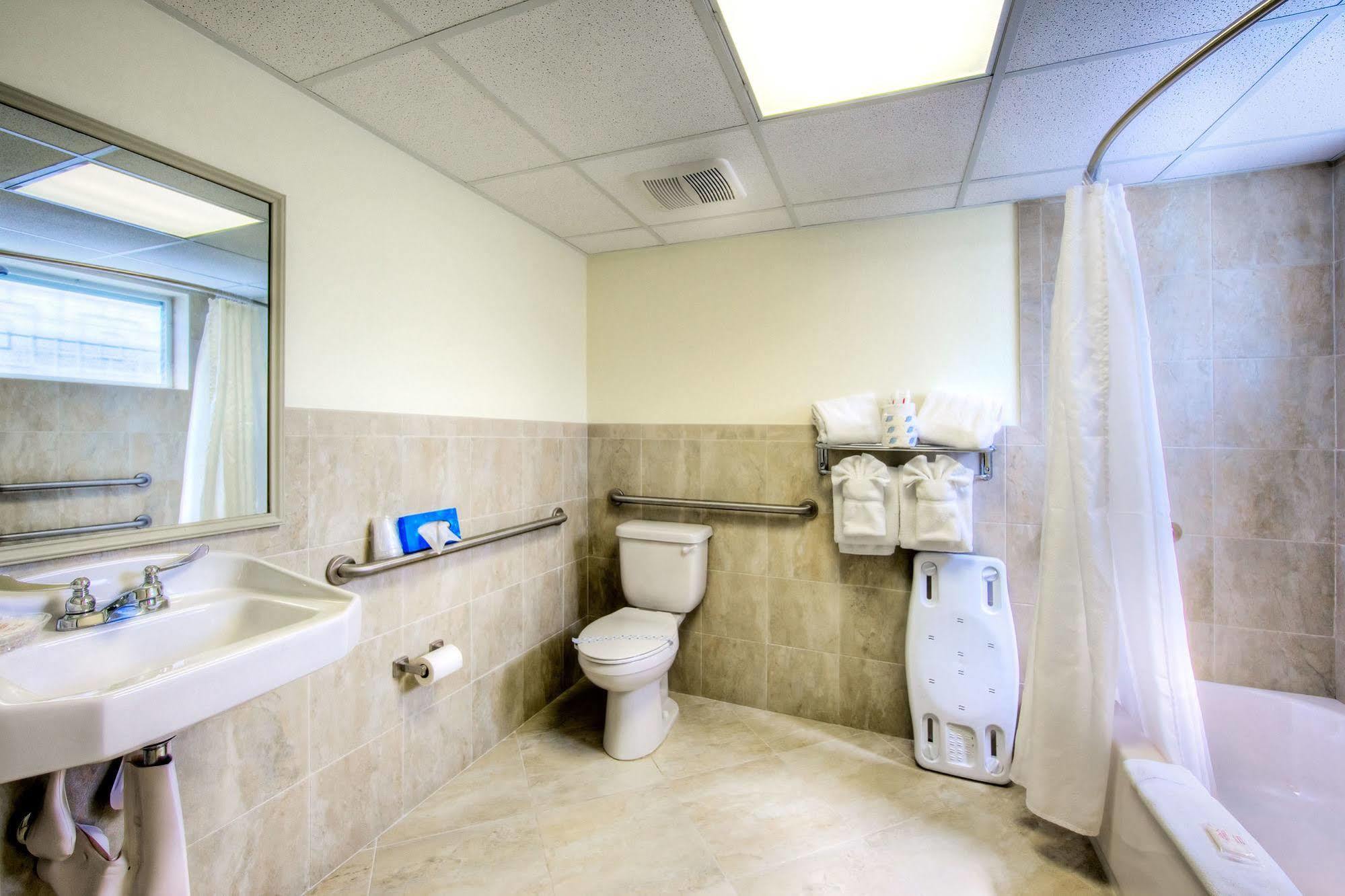 Ramada Oakland Park Hotel 2*