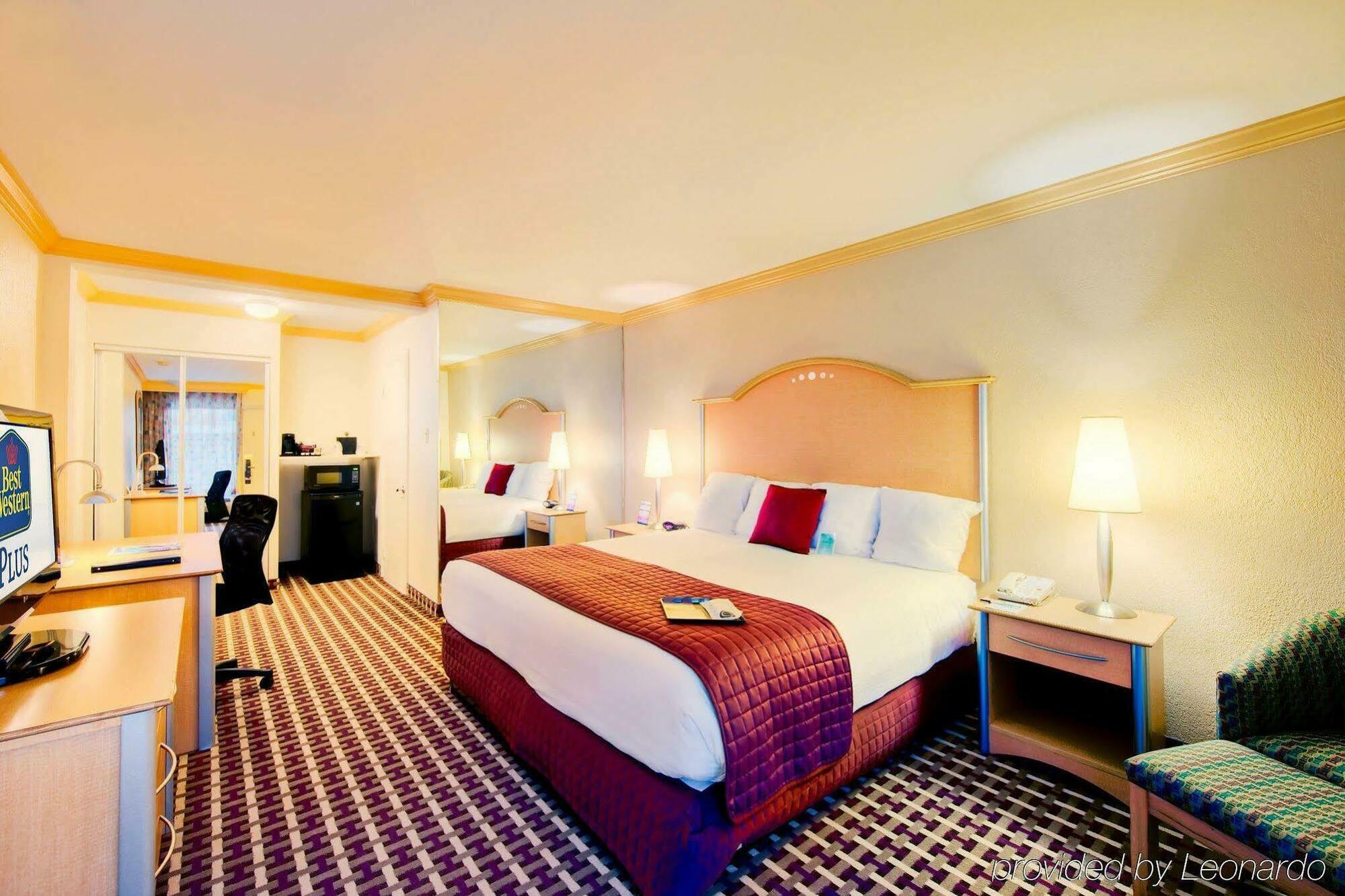 Ramada Oakland Park Hotel 2*