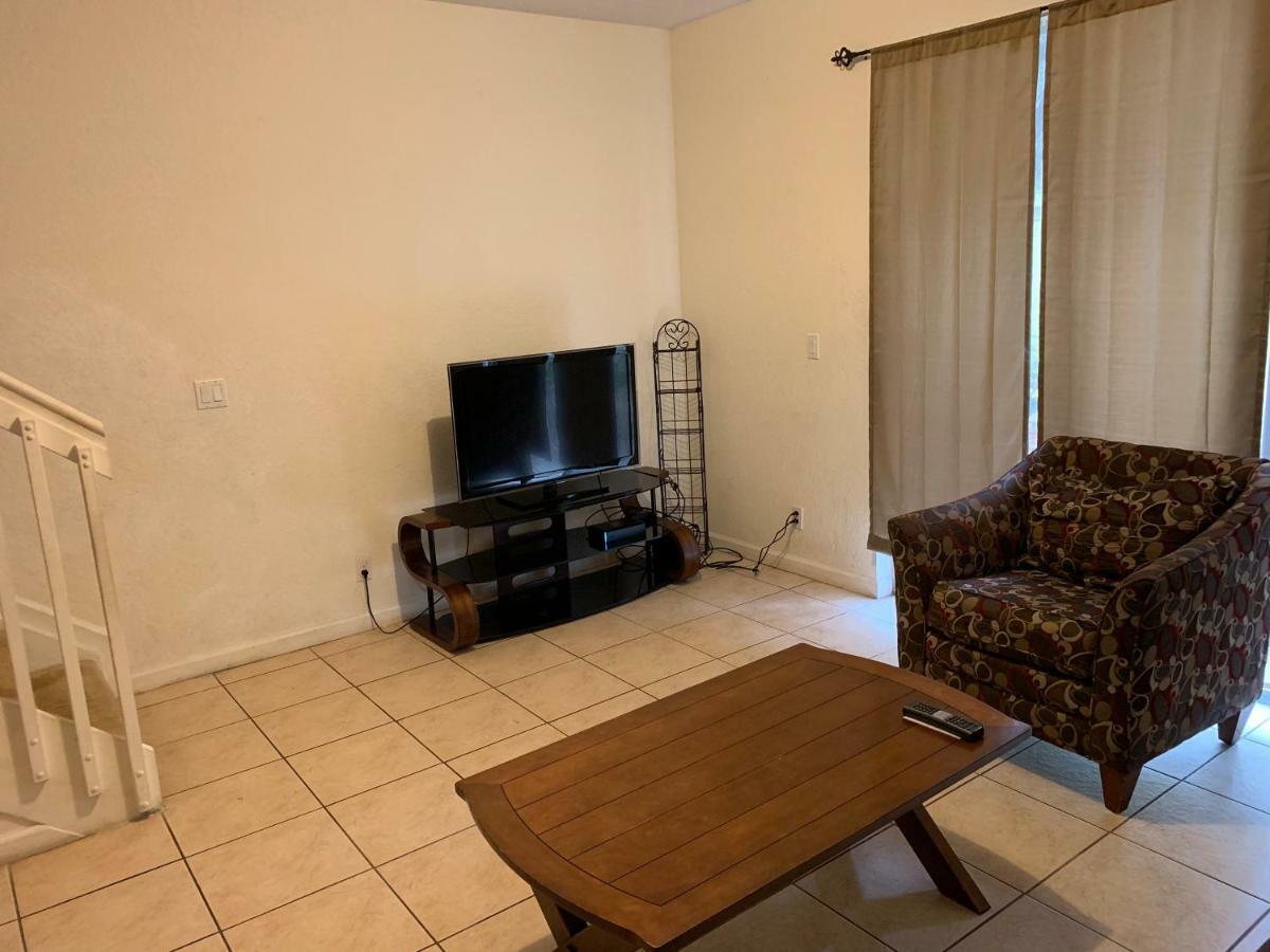 Homestay Bedroom In Lauderdale Lakes Townhome