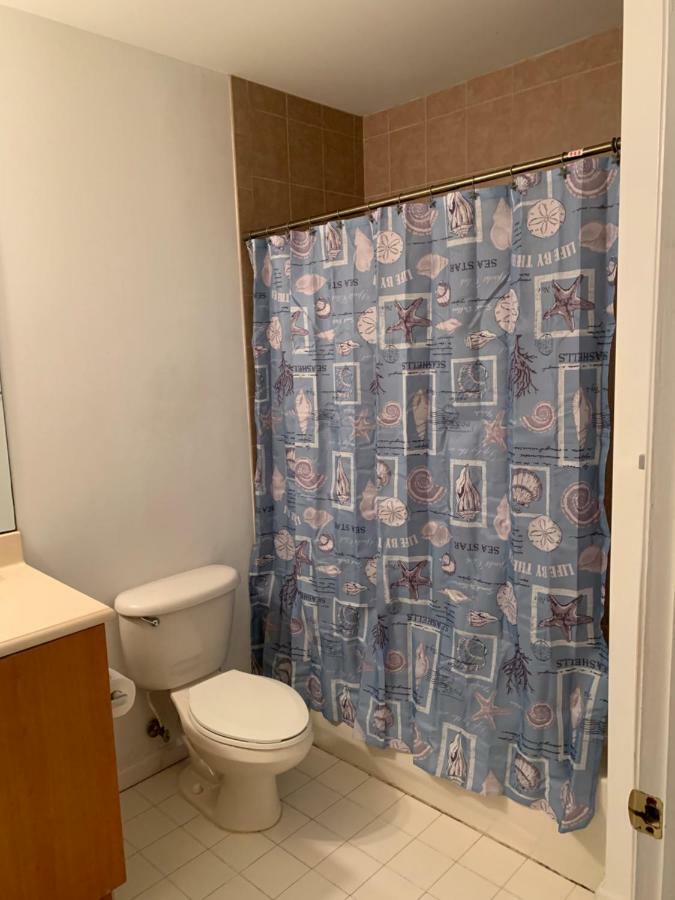Bedroom In Lauderdale Lakes Townhome *