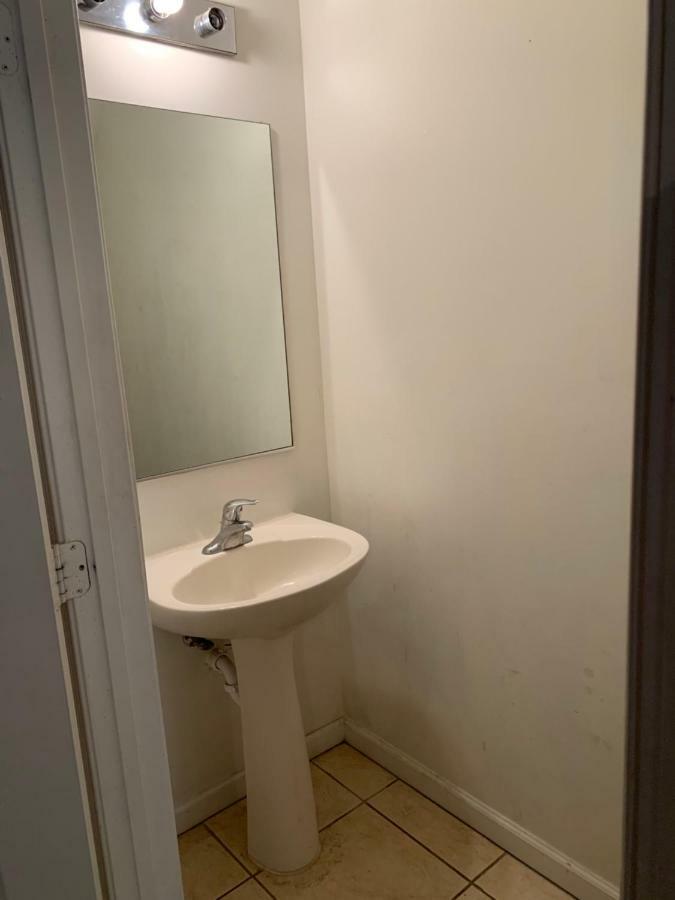 Homestay Bedroom In Lauderdale Lakes Townhome