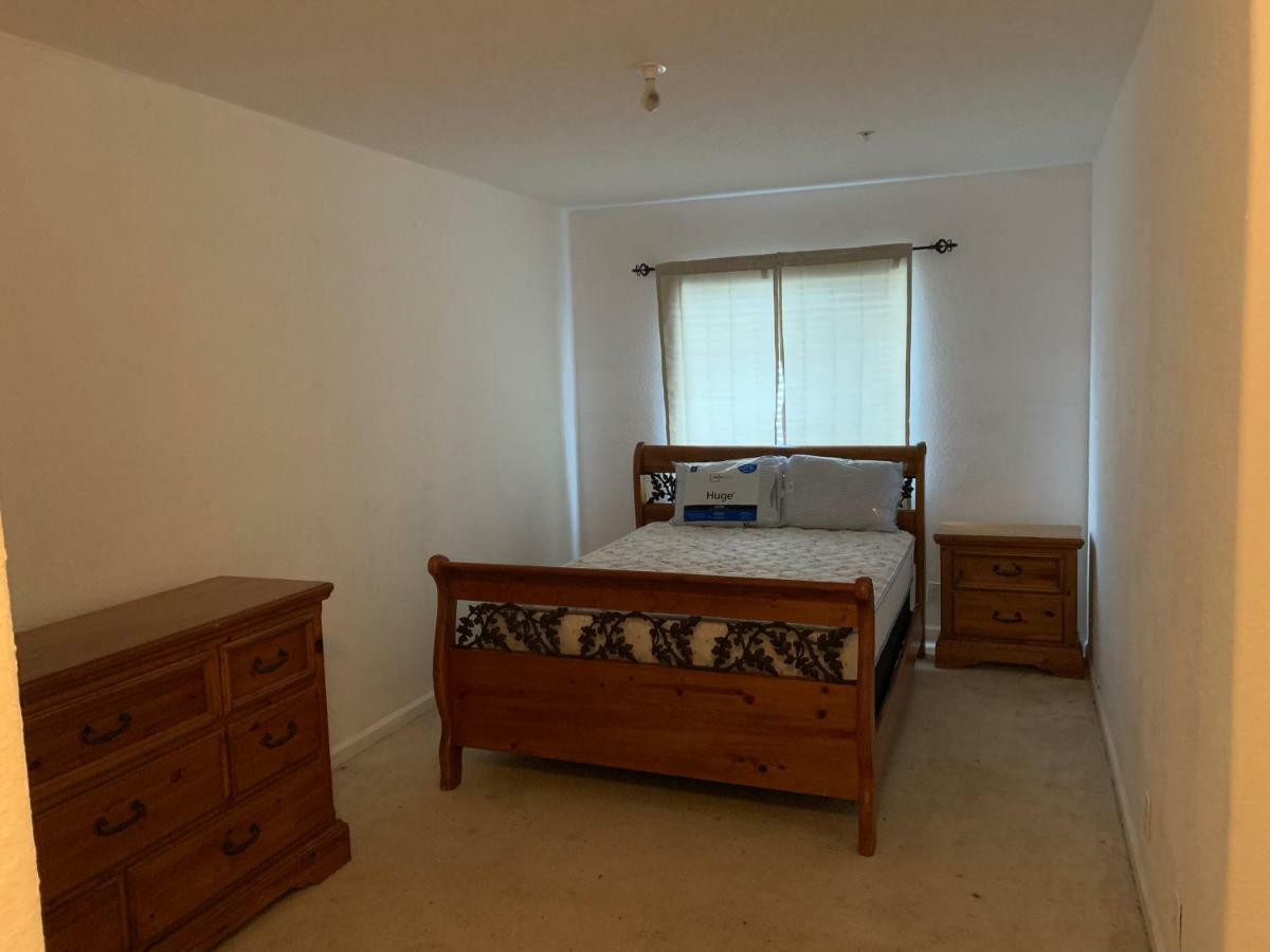 Bedroom In Lauderdale Lakes Townhome Homestay Fort Lauderdale