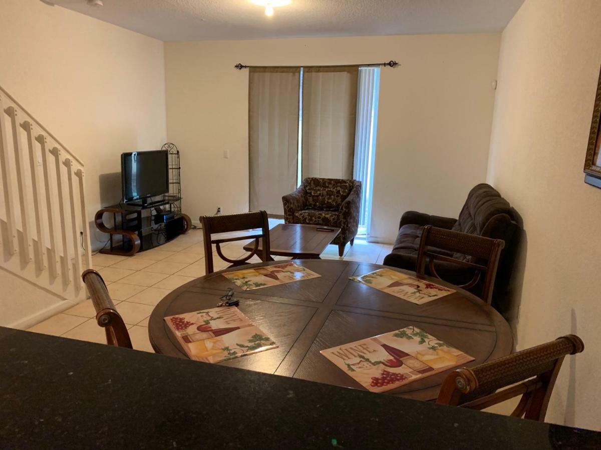 Homestay Bedroom In Lauderdale Lakes Townhome Fort Lauderdale
