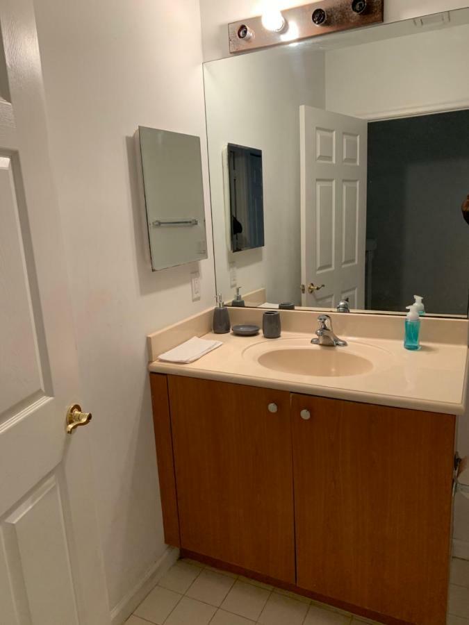 Homestay Bedroom In Lauderdale Lakes Townhome