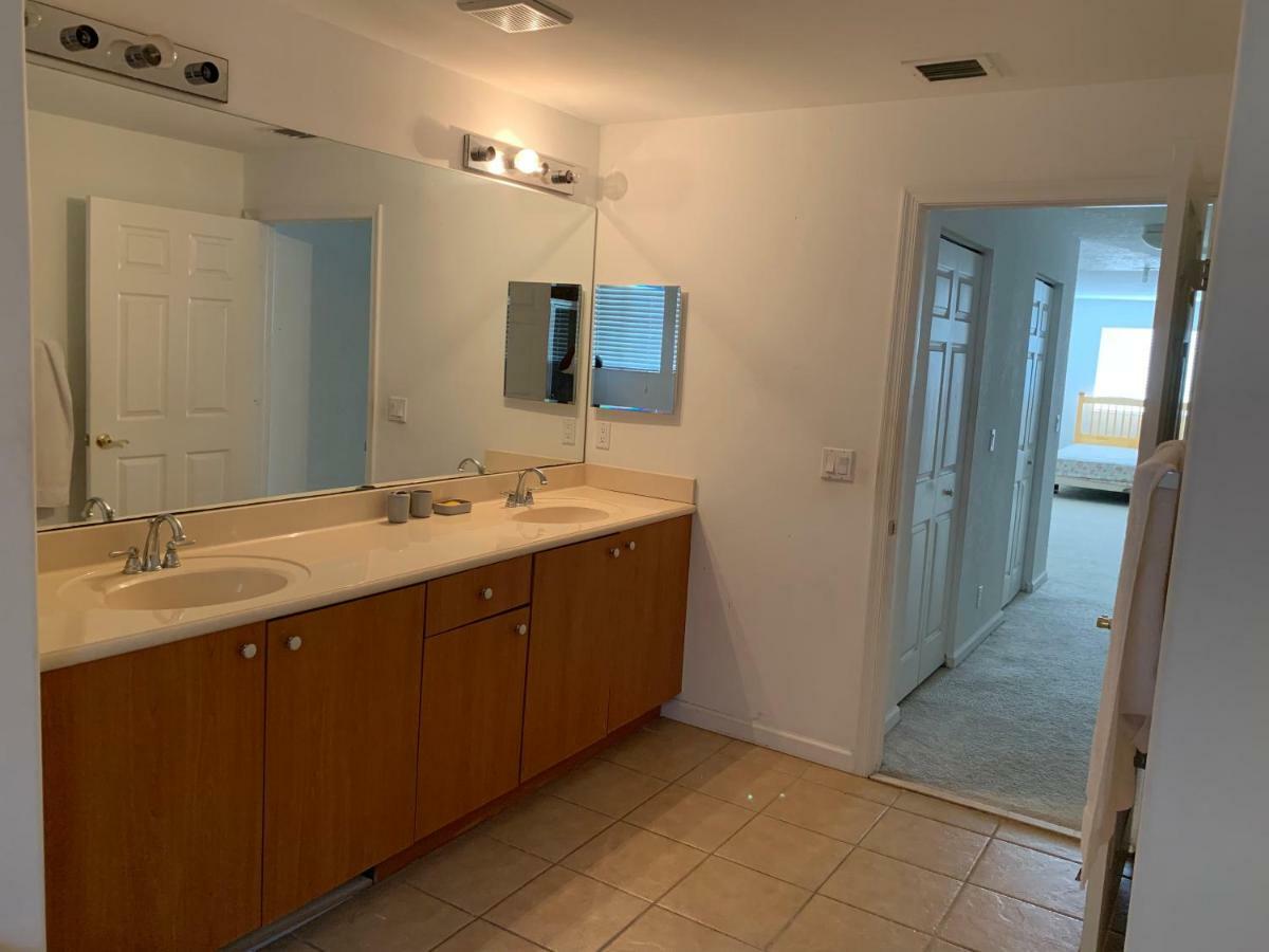Bedroom In Lauderdale Lakes Townhome Homestay *