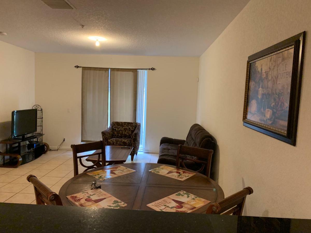 Homestay Bedroom In Lauderdale Lakes Townhome