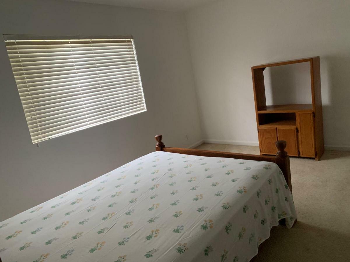 Bedroom In Lauderdale Lakes Townhome *