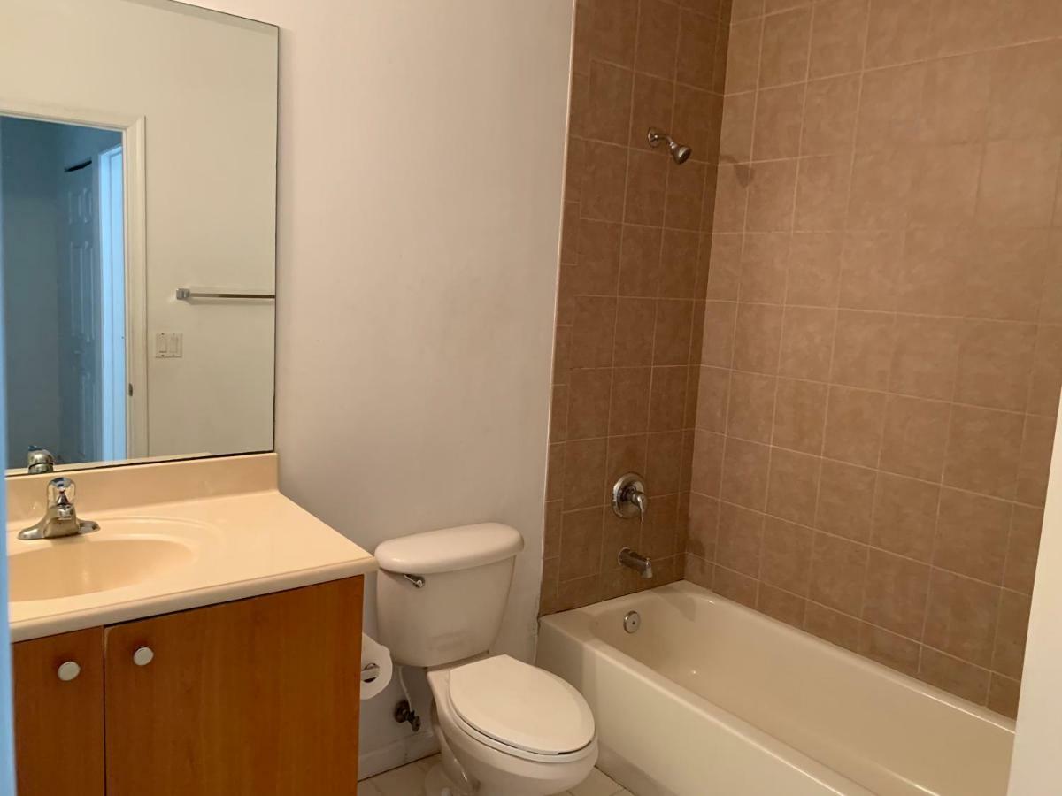 Homestay Bedroom In Lauderdale Lakes Townhome