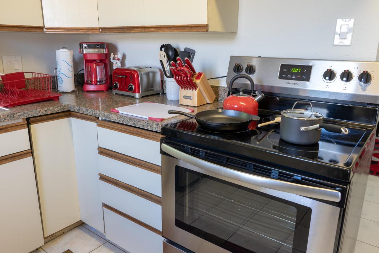 Chairs, Good Kitchen, Wifi On 14th Ave * Fort Lauderdale