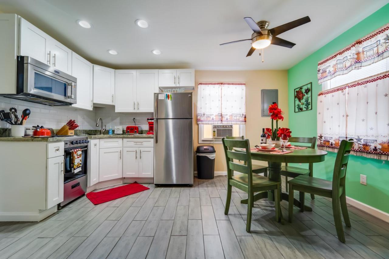 Chairs, Good Kitchen, Wifi On 14th Ave * Fort Lauderdale