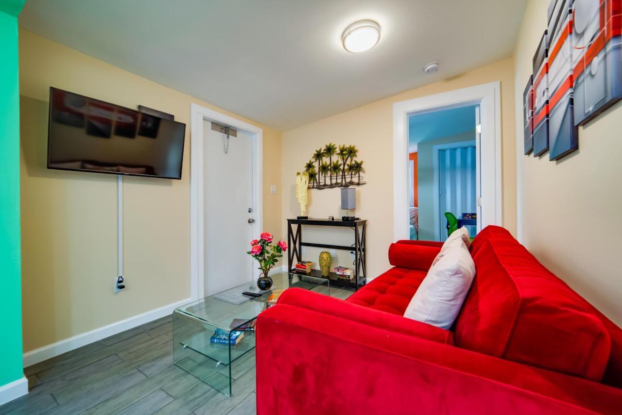 Chairs, Good Kitchen, Wifi On 14th Ave * Fort Lauderdale