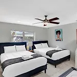 New Spacious 6Bdr Villa Pool Tennis/Airhockey