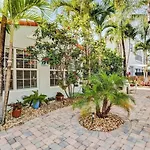 Chic Victoria Park Villa With Heated Pool And Spa