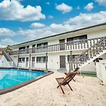 Beachy&Boho Apt For 6 People With Kitchen And Pool