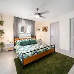Newly Renovated Tropical Oasis Near Las Olas Beach