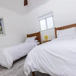 Escape & Enjoy W/ Jacuzzi + Patio, Fire Pit, Gym
