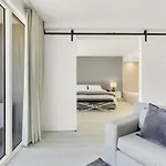 Ocean Views, Rooftop Pools And Amazing Location!