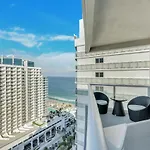 Ocean Views, Rooftop Pools And Amazing Location!