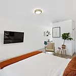 Lovely Rental Unit With Free Parking On Premises