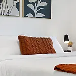 Lovely Rental Unit With Free Parking On Premises