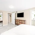 Modern Bungalow Near Wilton Drive I Pool Table