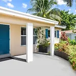 Modern Bungalow Near Wilton Drive I Pool Table