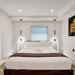 Modern 6 Bedroom Oasis With Pool And Outdoor Bbq