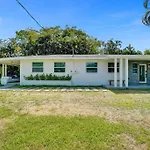 Modern 6 Bedroom Oasis With Pool And Outdoor Bbq