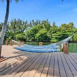 Modern 6 Bedroom Oasis With Pool And Outdoor Bbq