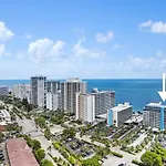 Beach Front 2 Bed Condo - Pool & Tiki Bar