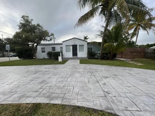 Modern Spanish Villa- Pool- By River-Tropical !!!